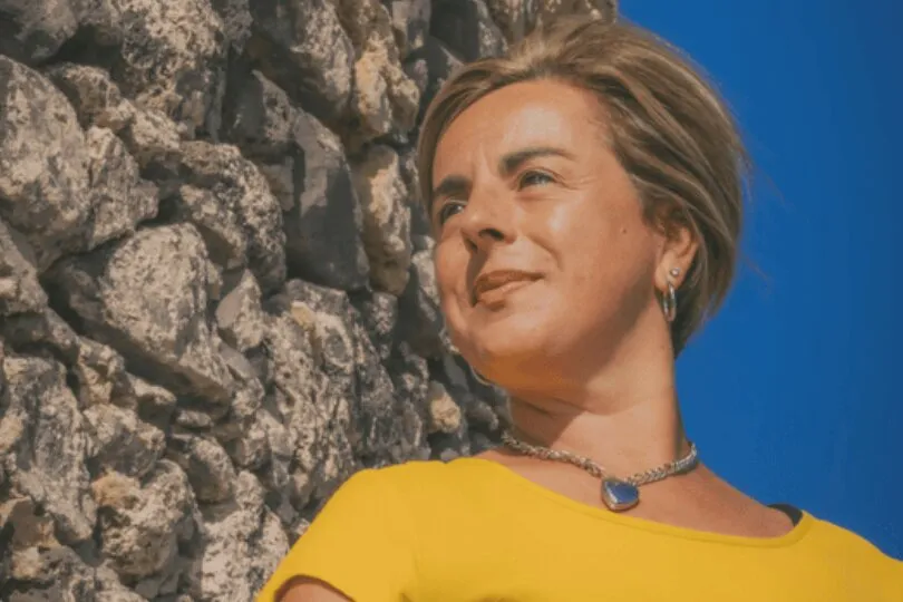 Foto unserer Sardinien Reiseexpertin Sandra im Interview.