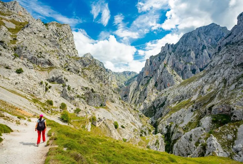 Wanderin auf der Ruta del Cares in Picos de Europa National Park