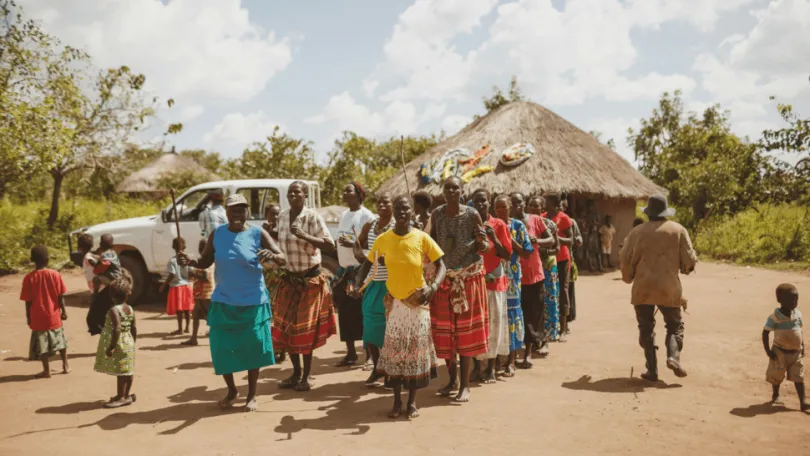 Einheimische in einem Dorf in Uganda.