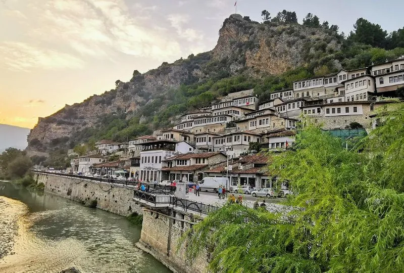 Berat in Albanien beim Sonnenuntergang.