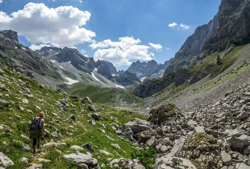 Frau wandert durch den Prokletije National Park in Albanien.