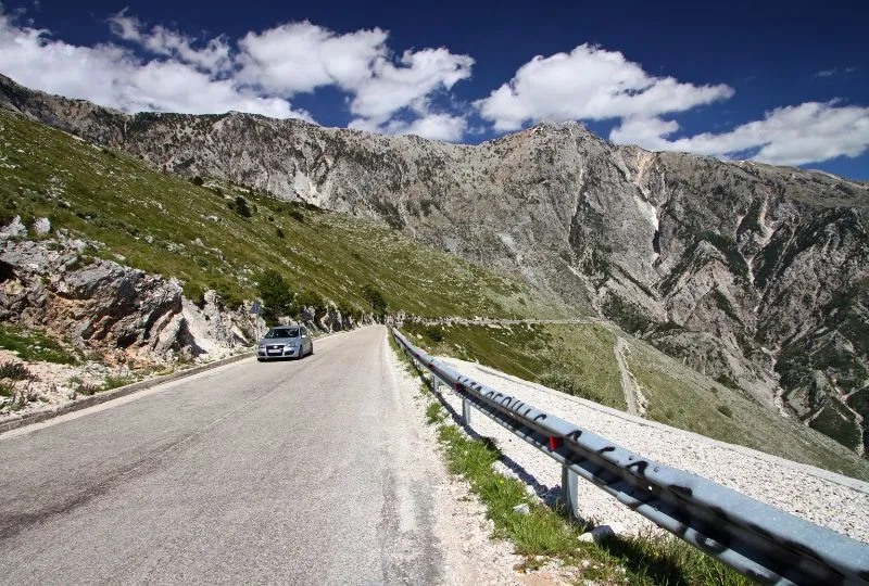 Autofahrt durch die Berge Albaniens.