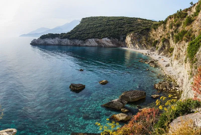 Bucht mit klarem Wasser und Pflanzen in Albanien.