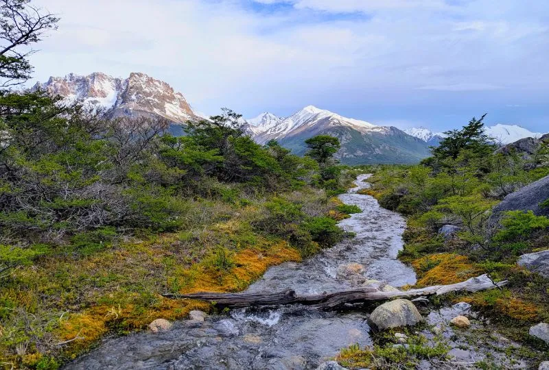 Wilder Fluss in Berglandschaft 