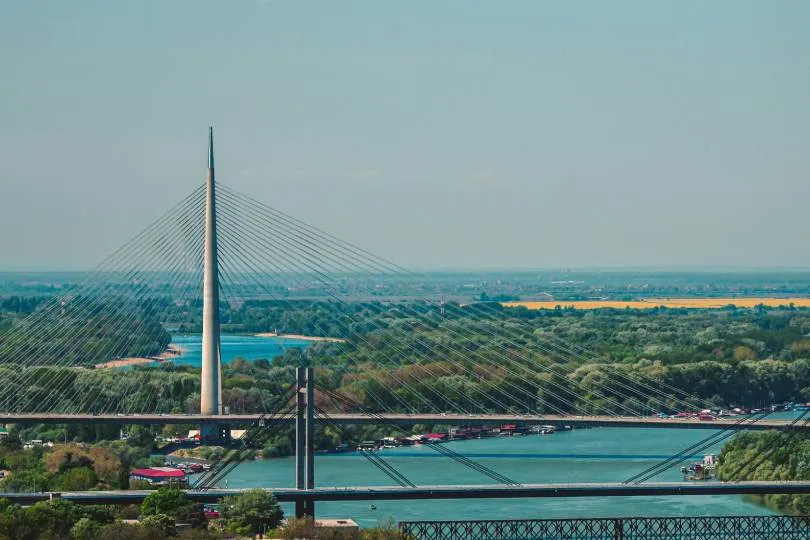 Ada-Brücke in Belgrad, eine Schrägseilbrücke mit hohem zentralen Pylon über der Save.