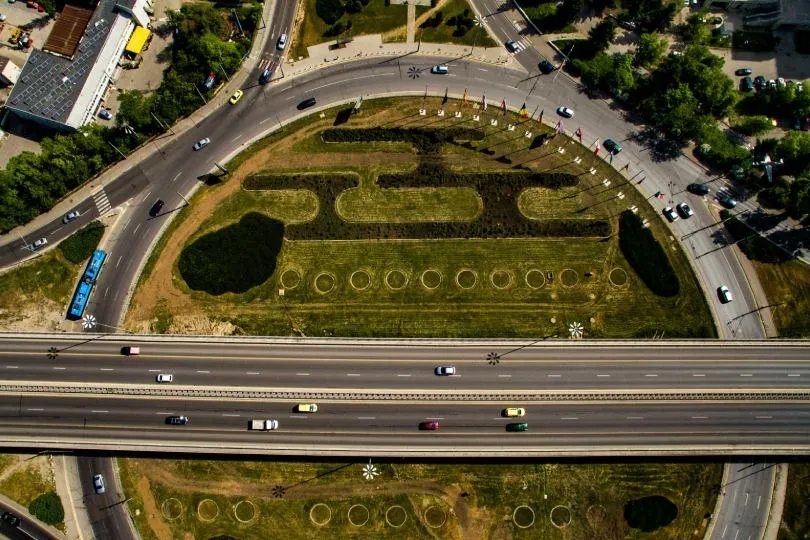 Luftaufnahme eines großen Kreisverkehrs mit mehrspuriger Straße und Verkehr in einer Stadt in Bulgarien.