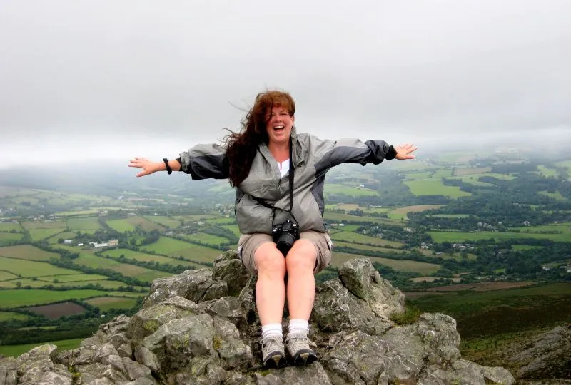 Reisende posiert an einem Aussichtspunkt in Irland.