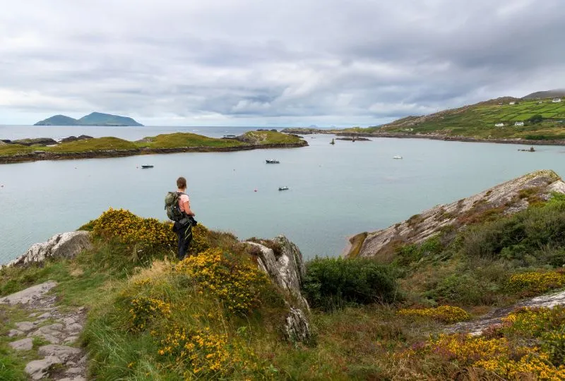 Reisender an einem See in Irland.