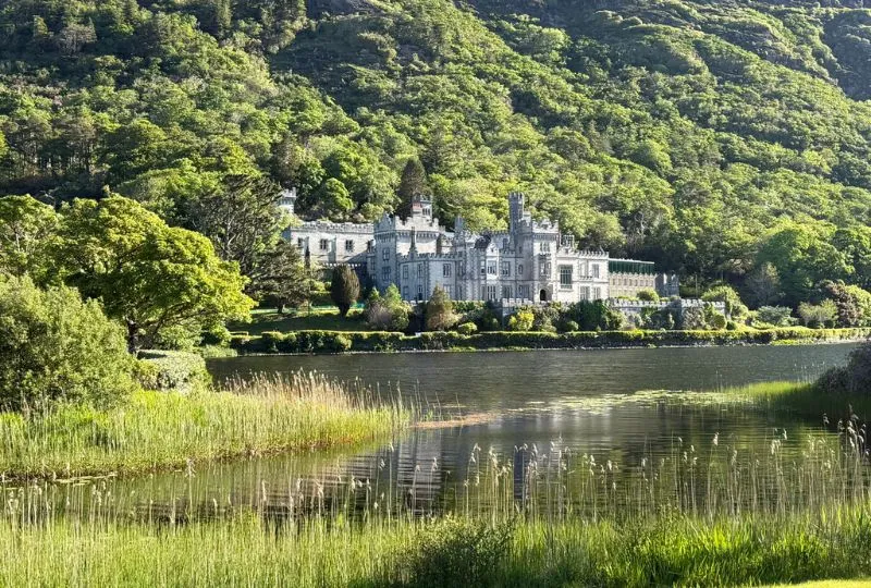 Schloss an einem See in Irland.