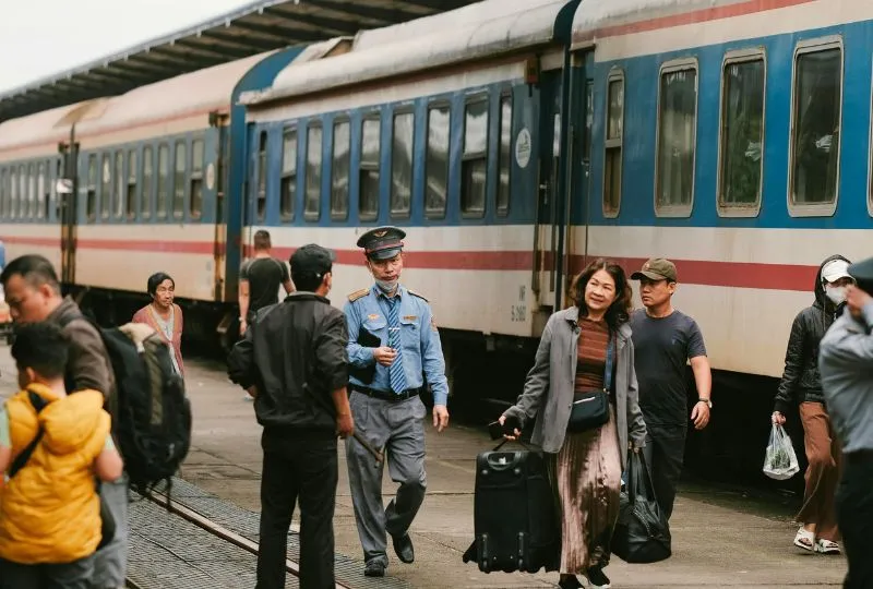 Reisende an einer Zugstation in Asien 