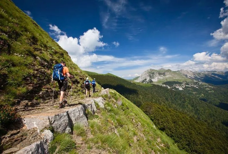 Wanderer auf Pfad in Montenegro
