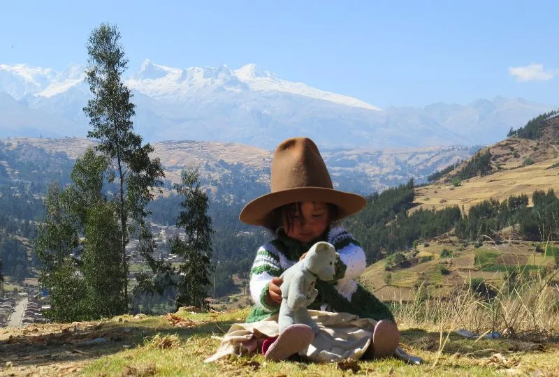 Junges Mädchen in den peruanischen Anden
