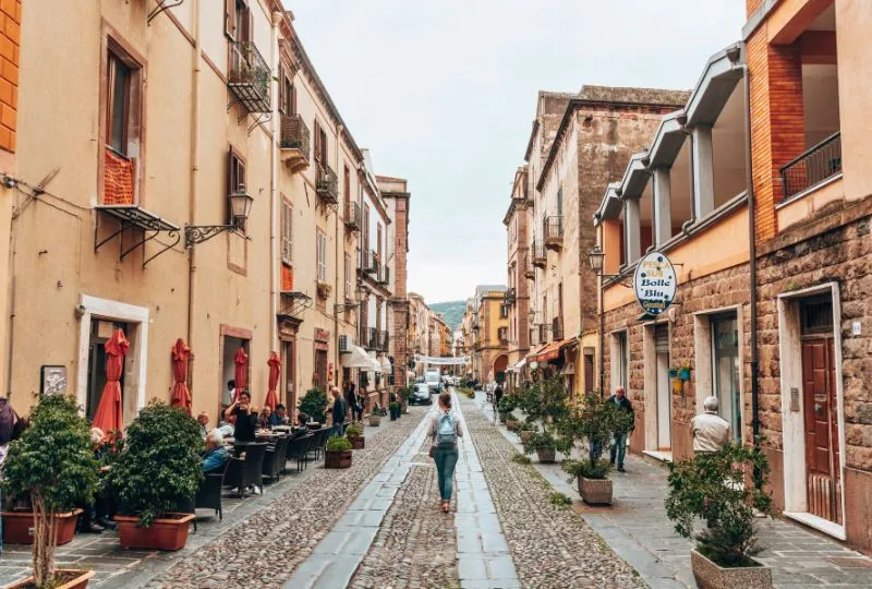 Reisende in kleiner Seitenstraße auf Sardinien