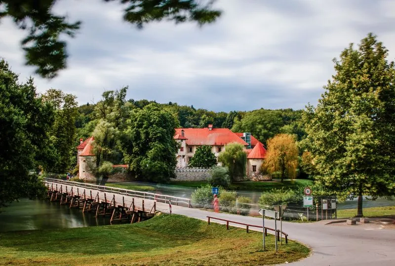 Haus mit rotem Dach an einem Fluss in Slowenien.