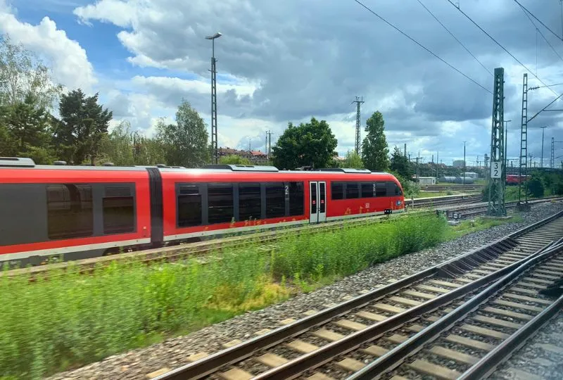 Roter Zug auf Gleisen
