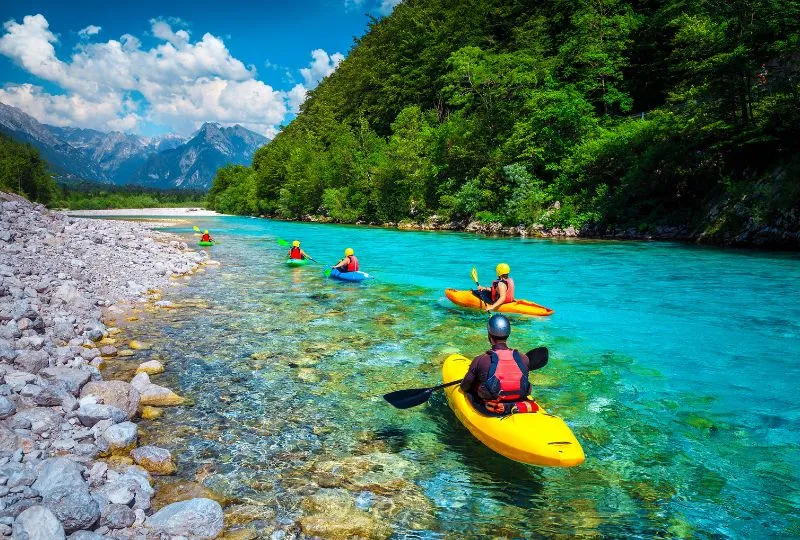 Reisende beim Kajak fahren in Slowenien.