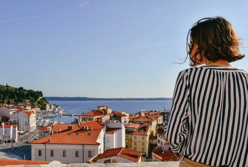 Reisende an Aussichtspunkt in einer Stadt in Slowenien.