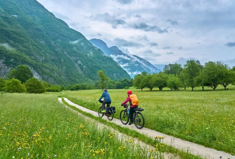 Fahrradfahrer auf einem Feldweg in Slowenien.