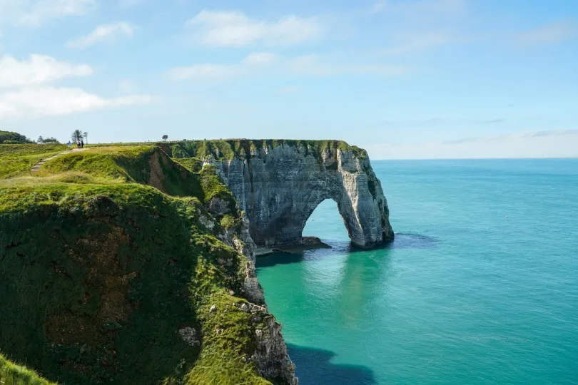 Kreidefelsen mit natürlichem Felsbogen an der Küste von Étretat in der Normandie, Frankreich.