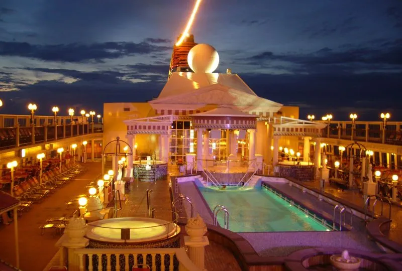 Beleuchtete Pool-Area auf einem Kreuzfahrtschiff.