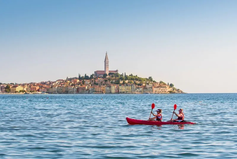 Zwei Reisende auf Kajaks in Rovinj, Kroatien.