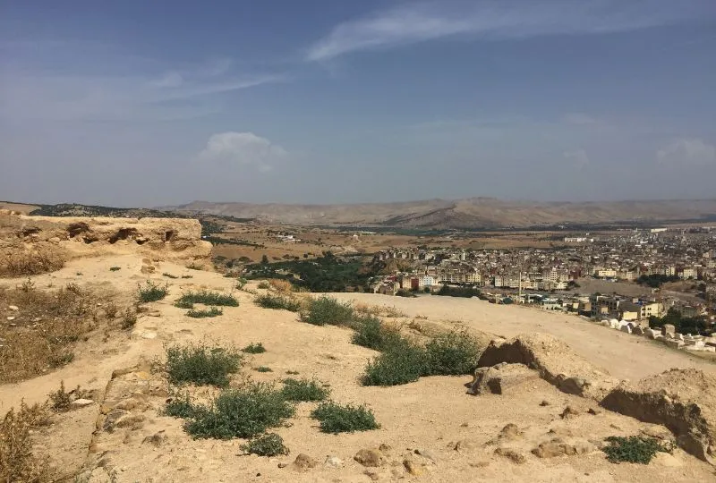 Borj Nord Aussichtspunkt in Fes mit Blick auf die Stadt und die umgebenen, sandigen Berge.