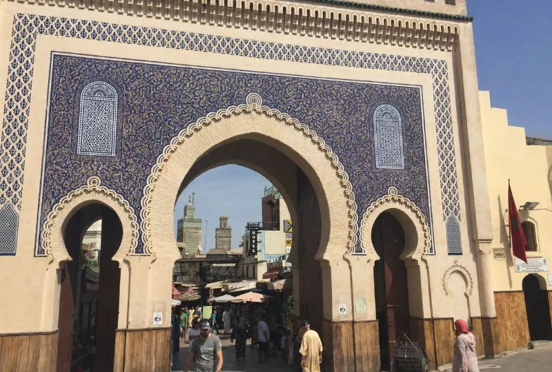 Das blaue Eingangstor zur Medina von Fes: Bab Boujloud. 