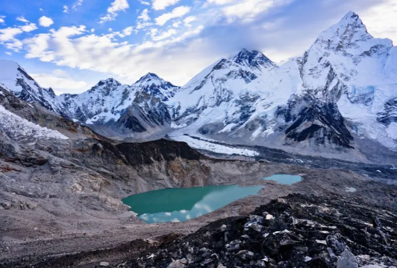 See und schneebedeckte Berge am Gokyo in Nepal