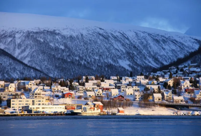 Verschneiter Ort im Winter in norwegen