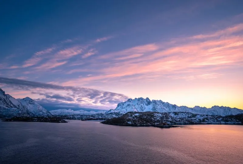 Sonnenuntergang über schneebedeckten Bergen in Norwegen