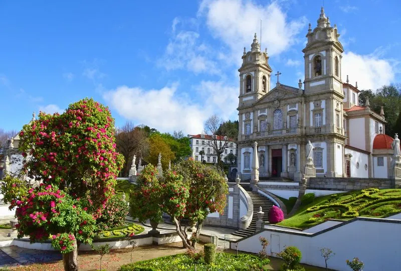 Kirche umgeben von einer grünen Parkanlage in Braga, Portugal