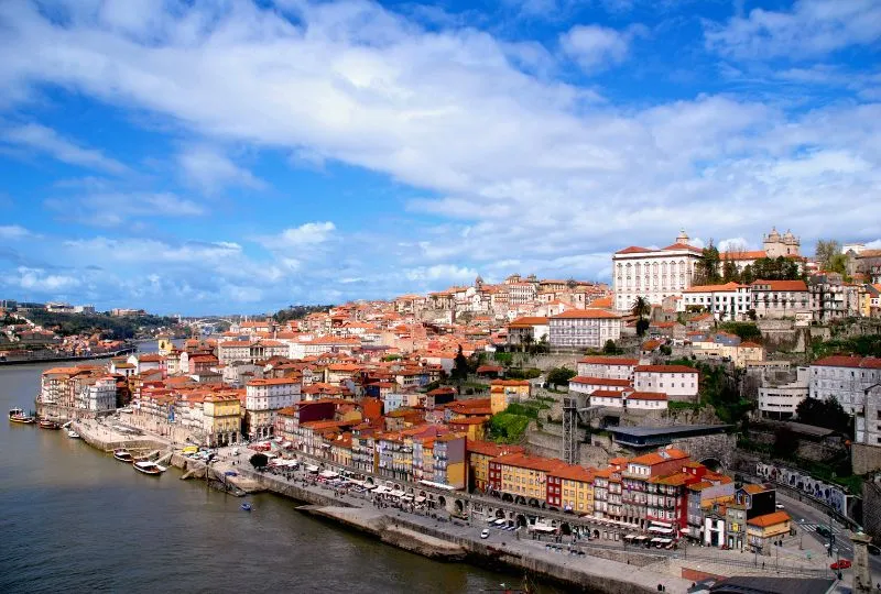 Portos rote Dächer im Sonnenlicht neben dem Rio Douro. 