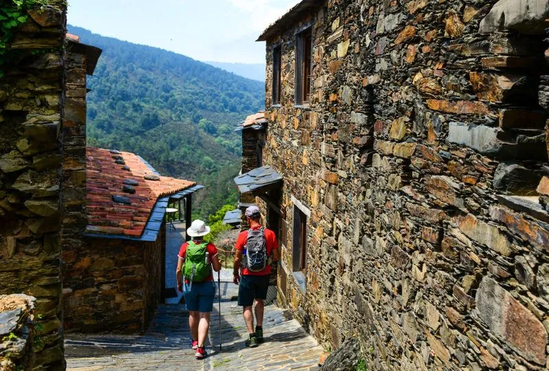 Wanderer in einem historischen Ort in Portugal.