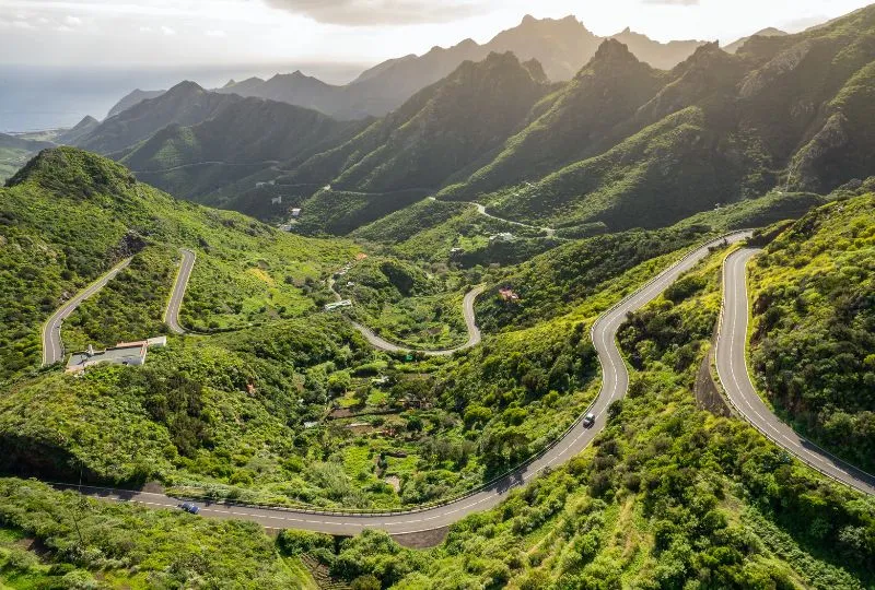 Serpentinen führen durch grüne Berglandschaft in Spanien