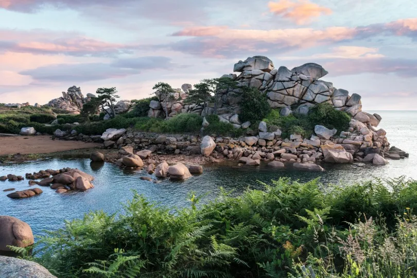 Ein Sonnenuntergang die berühmte Granitküste von Perros-Guirec.