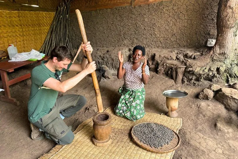 Nachhaltige Uganda Reise - Kaffee machen.