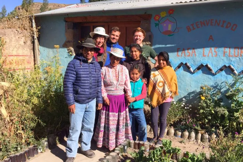 Reisende mit ihrer Gastfamilie vor ihrem Homestay in Peru.