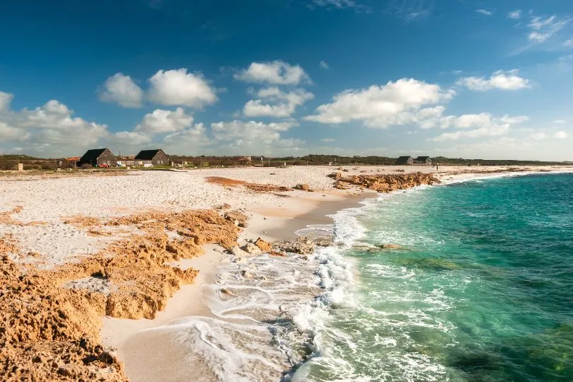 Der Is Asturias Strand in Sardinien mit seinen hellen Quarzkörnern direkt neben dem türkisen Wasser.