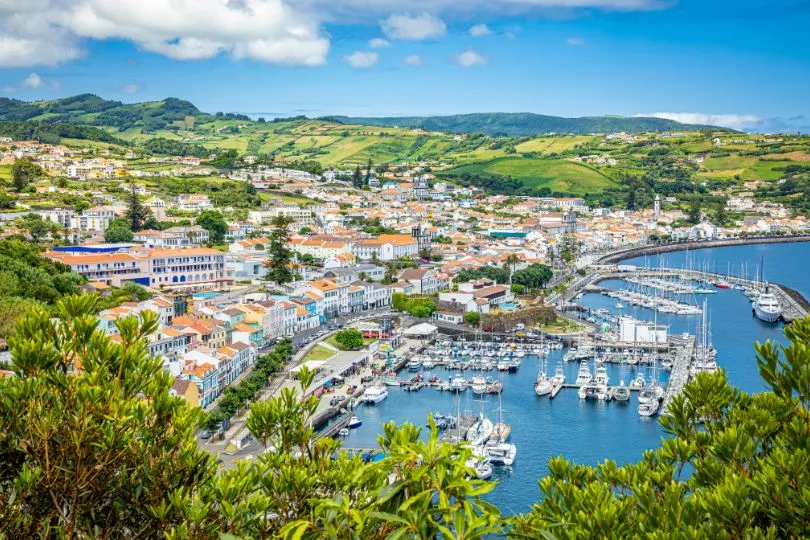 Azoren Inseln: Hafen in Faial.