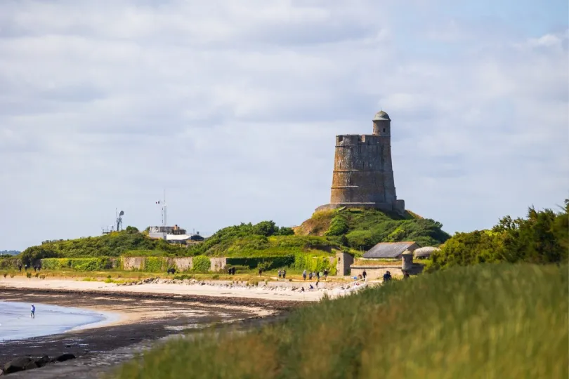Burg auf der Insel Tatihou mit langem Sandstrand und Dünenlandschaft.