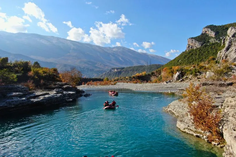 Canyoning Boote fahren durch einen ruhigen, türkisen Fluss durch die Schlucht in Albanien.