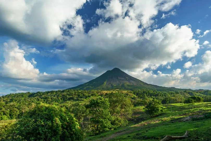 Der Vulkan Arenal in costa Rica türmt vor eine saftig grünen Landschaft.