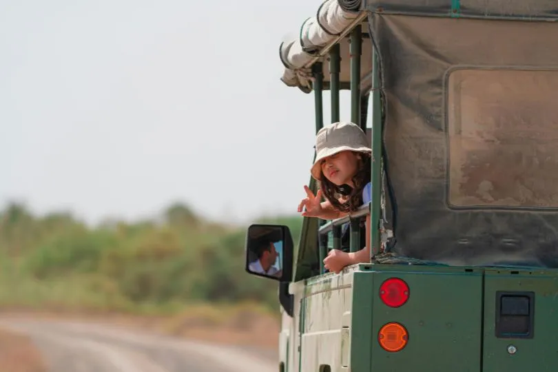 Familienreisen: Für wen geeignet. Mädchen auf Safari.