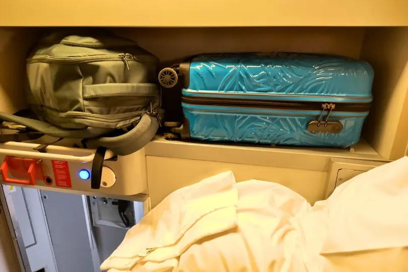 Handgepäck in einem Verstauraum im Nachtzug nach Schweden.