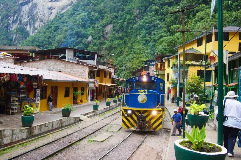 Blauer Zug in einem kleinen Dorf in den Tropen in Peru.