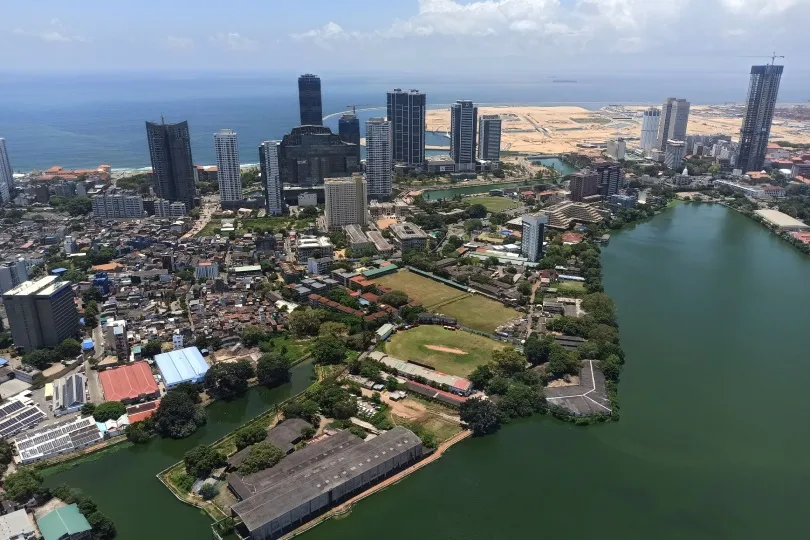 Drohnenaufnahme eines auf dem Wasser gebauten Stadtteil der Hauptsatdt Colombo in Sri Lanka.