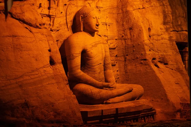 In Fels gehauene, sitzende Buddha-Statue in Polonnaruwa, Sri Lanka.