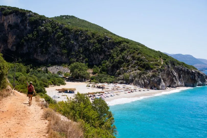 Reisende auf einem Pfad auf dem Weg zum Gijpe Strand in Albanien.