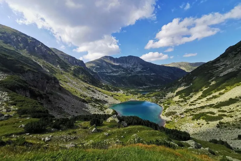 Die Rila Seen zwischen den kargen bulgarischen Bergen.