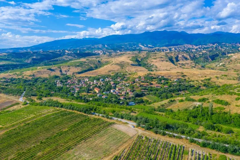 Luftaufnahme von den Weinreben und kleinen Dörfern in der Umgebung von Melnik, in Bulgarien.